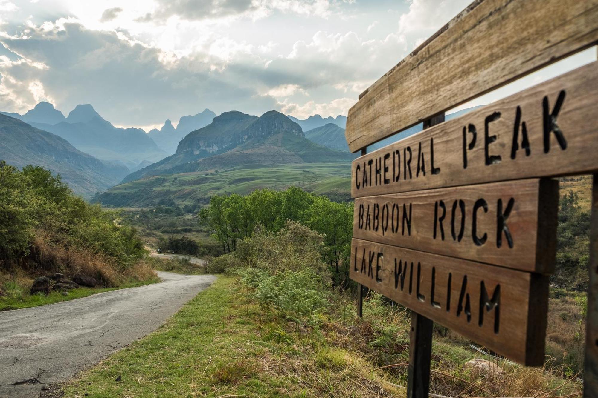 Cathedral Peak Hotel Вінтертон Екстер'єр фото