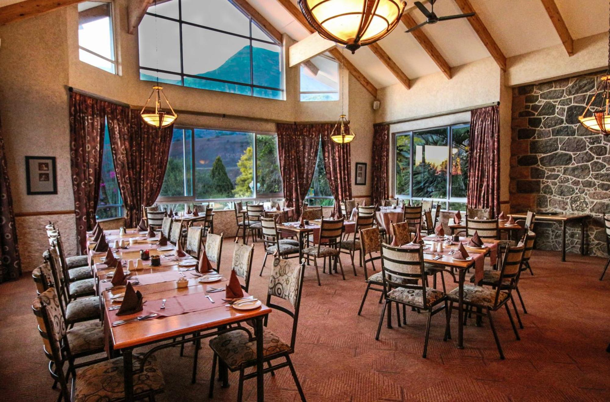 Cathedral Peak Hotel Вінтертон Екстер'єр фото